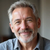 Porträt von Max P., einem zufriedenen Mann mittleren Alters.